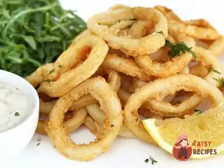 Смажені кільця кальмарів у тісті з нутового борошна із салатом із петрушки