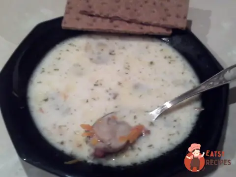 Курячий бульйон з грибами та плавленим сирком