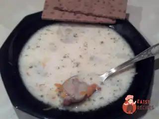 Курячий бульйон з грибами та плавленим сирком