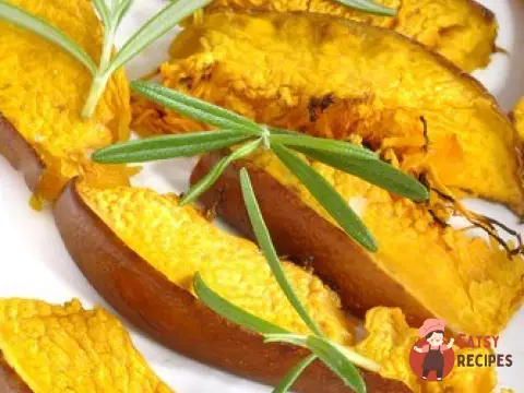 Закуска з печеного гарбуза з червоною цибулею та розмарином.