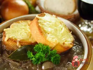 Французький цибуля з червоним вином