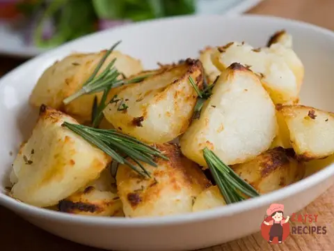 Смажена молода картопля з каперсами, часником та розмарином