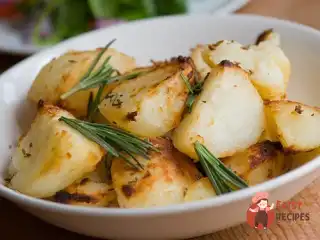 Смажена молода картопля з каперсами, часником та розмарином