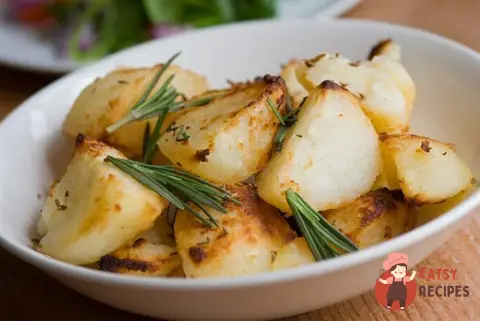 Смажена молода картопля з каперсами, часником та розмарином