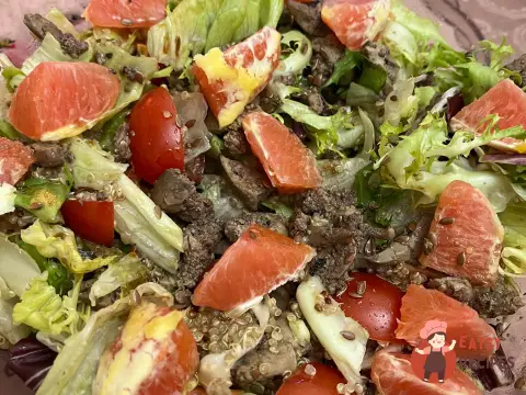Теплий салат з печінкою та червоними апельсинами
