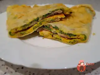 Швидкий сніданок із лаваша та яєць зі шпинатом і курячим м’ясом