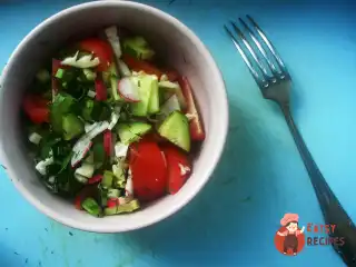 Легкий літній салат з редисом та селера