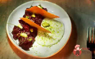 Печений Буряк Із Сиром Фета Та Чесночними Чіпсами