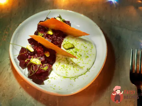 Печений буряк із сиром фета та чесночними чіпсами