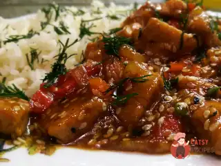 Індичка з овочами, кунжутом та соусом теріяки