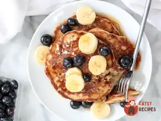 Панкейки з бананом та чорницею