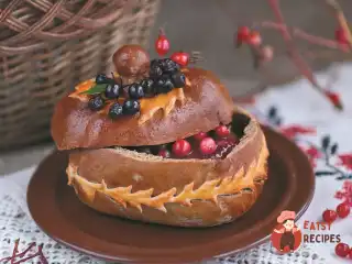 Телятина з брусничним соусом у житньому короваї