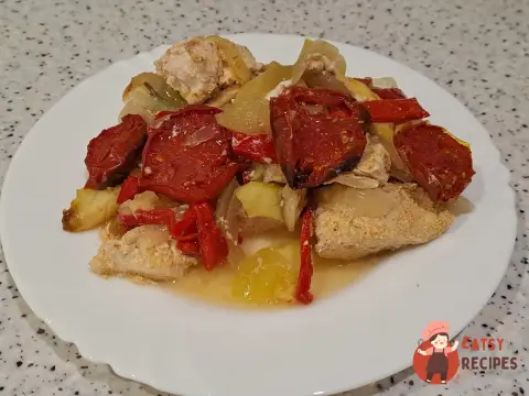 Куряче філе, запечене в духовці з овочами.