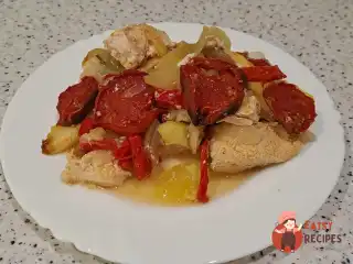 Куряче філе, запечене в духовці з овочами.