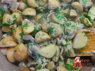 Молода картопля з грибами та вершками