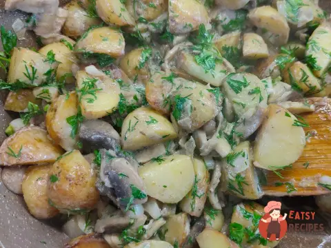 Молода картопля з грибами та вершками