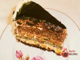 Сметанний торт з маком та сухофруктами