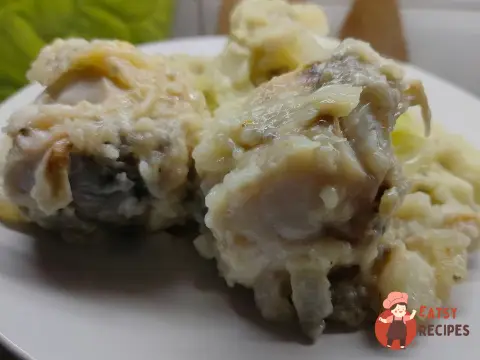Мінтай із цибулею на сковороді