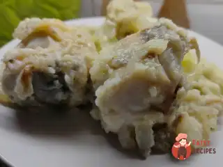 Мінтай із цибулею на сковороді