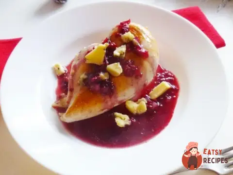 Куряче філе з соусом з малини та сиром