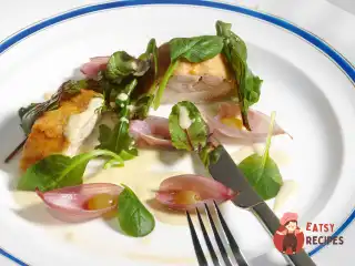 Курячий рулет з маринованою цибулею та виноградом