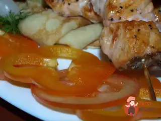 Сьомга на шпажках, запечена в духовці