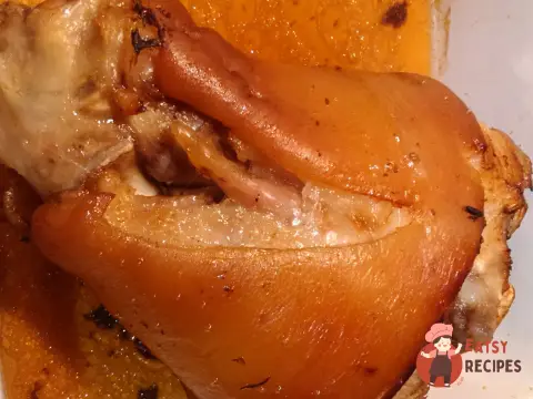 Свиняча рулька, маринована в колі
