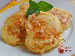 Пісні яблучні оладки з корицею