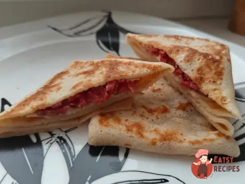 Млинці з сиром і ковбасою