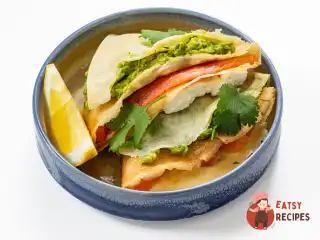 Млинці з авокадо та лососем