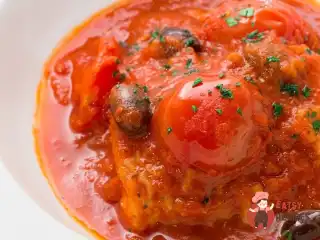 Тріска, запечена з оливками та томатами