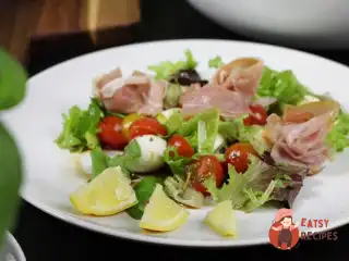 Літній салат з моцарелою та беконом