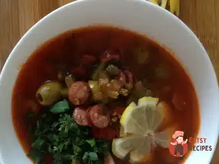 Солянка з копченими ребрами та ковбасками