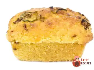 Кукурудзяний хліб з чеддером, халапеньо та зеленою цибулею