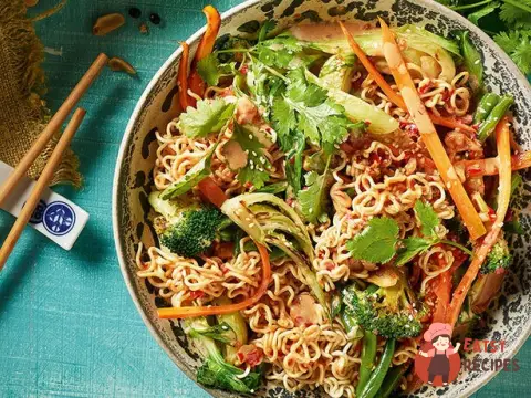 Овочі китайською з яєчною локшиною