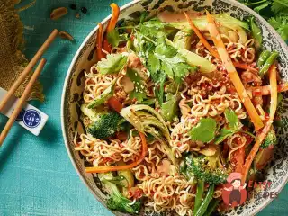 Овочі китайською з яєчною локшиною