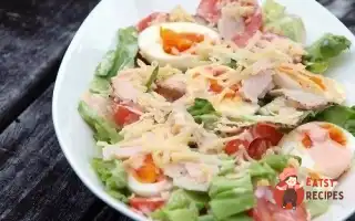 Свіжий Зелений Салат З Куркою, Овочами Та Сиром