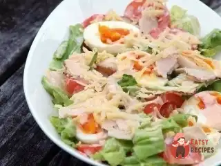 Свіжий зелений салат з куркою, овочами та сиром