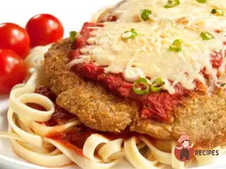 Телятина під сиром з томатним соусом, анчоусами та каперсами