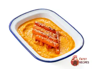 Хумус із сочевиці із запеченим перцем, кабачковою ікрою та тахіні.