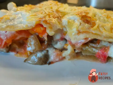 Лазанья з грибами й помідорами