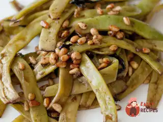 Стручкова квасоля (лобі) з кедровими горішками та базиліком