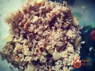 Рисовий салат з сулугуні, волоськими горіхами та каррі.