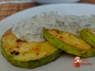 Смажені кабачки зі сметанно-часниковим соусом