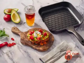 Авокадо-тост з яйцем пашот