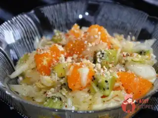 Салат з капусти та фруктів