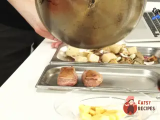 Крок 7: Качина грудка з гарніром з кореня селери, манго та білих грибів