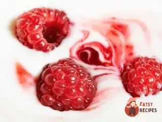Літній салат з малиною та сиром