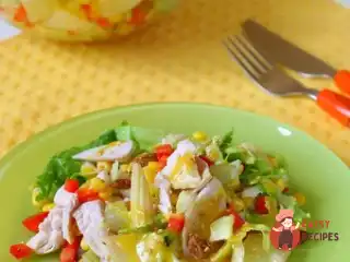Салат з курки з ананасами та грибами