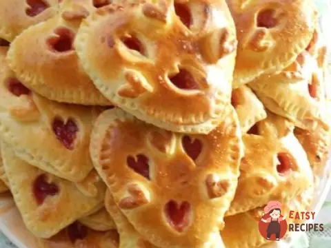 Печиво у вигляді сердець з варенням
